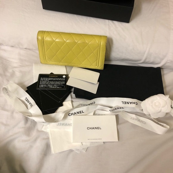 Authentic Chanel 19 Clutch wallet purse lemonade yellow color - Picture 4 of 16